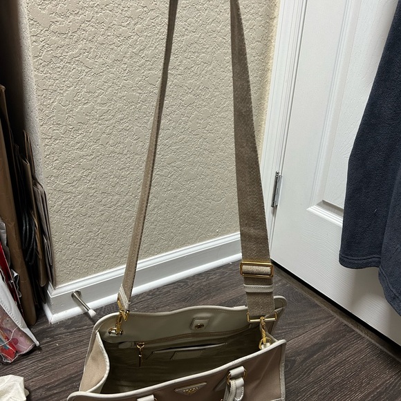 Selling this much loved authentic Prada hand bag with or without shoulder strap - Picture 5 of 9